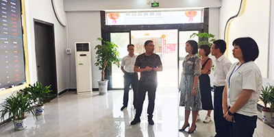 统战部长荀丽娜莅临三连制衣调研